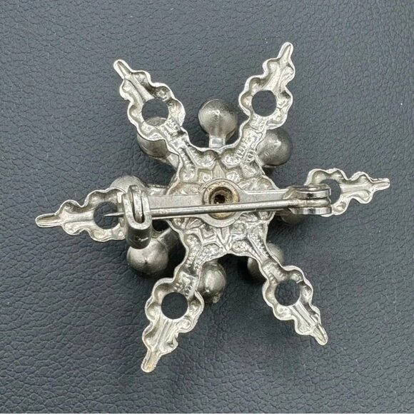Vintage 1940s Starburst Snowflake Lapel Brooch - Picture 10 of 13